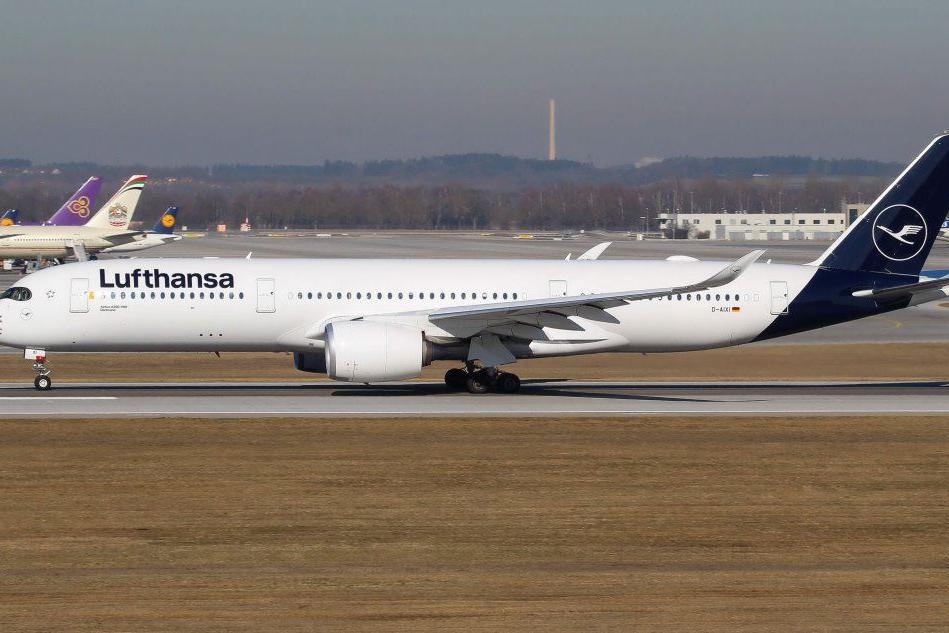 Un aereo Lufthansa (foto fa Google)