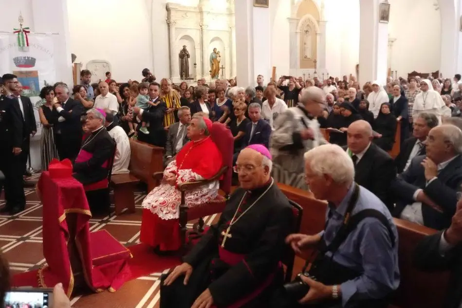 Al centro, il cardinale Angelo Becciu (foto Ansa)