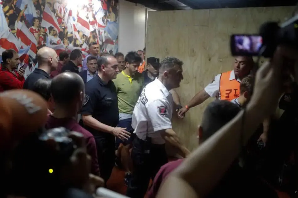 Scontri e violenze prima di River-Boca: in Argentina il "derby della vergogna"