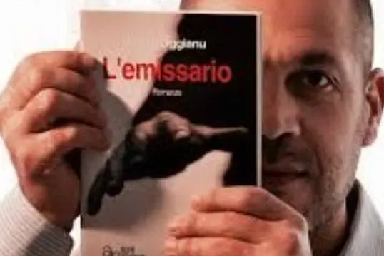 Paolo Oggianu con la copertina del libro (foto da facebook)