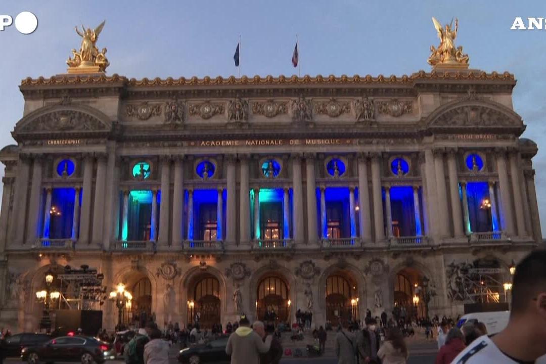 Parigi, i monumenti illuminati di blu per la presidenza francese dell'Ue