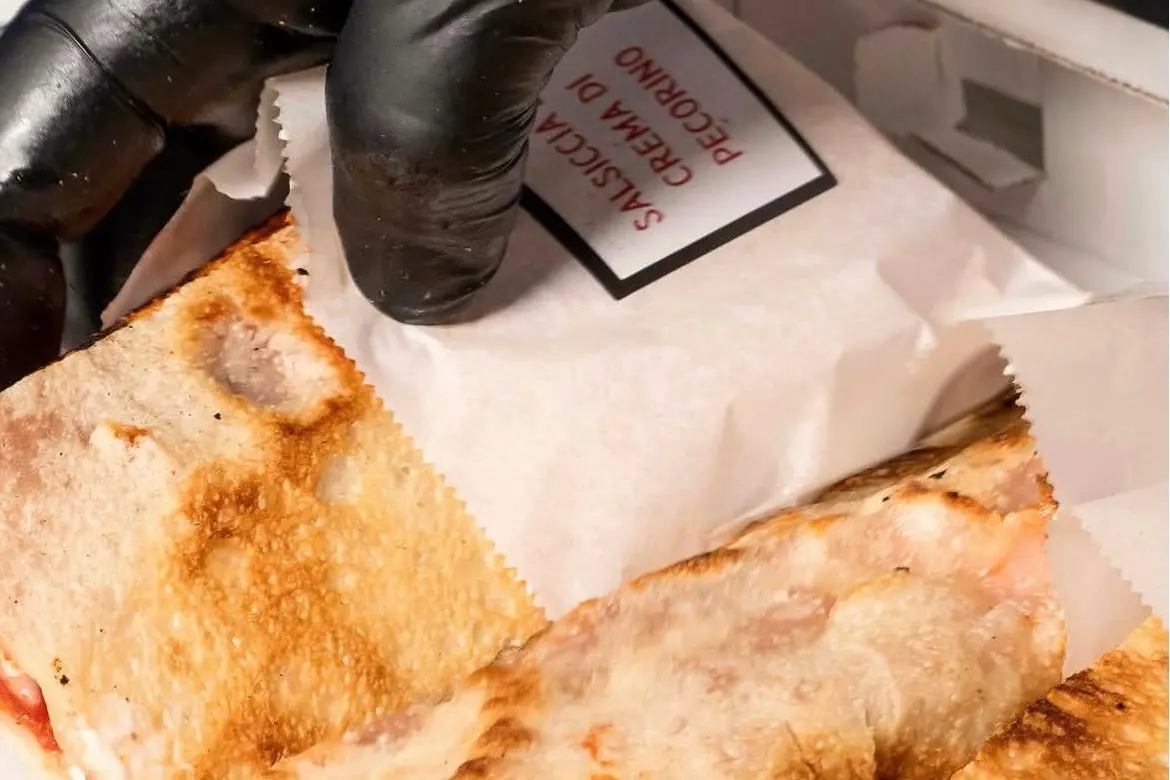 La pizzetta "casteddaia" (foto da Instagram)