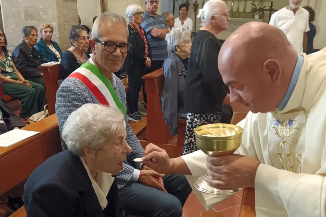 La centenaria durante la messa (Foto concessa)