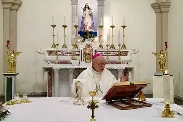 Monsignor Giovanni Paolo Zedda durante la celebrazione al Santuario della Madonna delle Grazie (foto Cinzia Simbula)