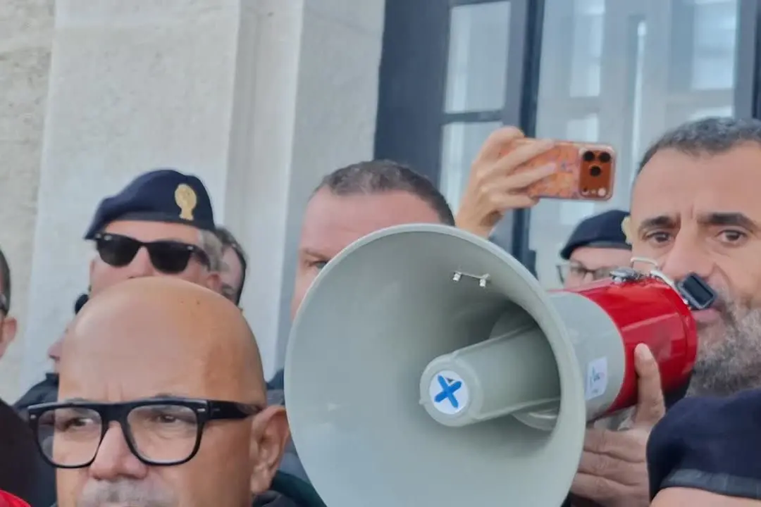 Ex Ilva, Decaro incontra sindacati e lavoratori in protesta
