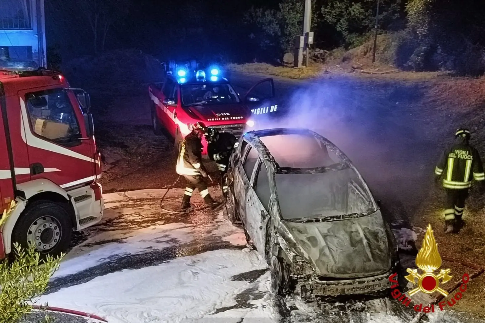 L'auto incendiata a Buddusò (foto vigili del fuoco)