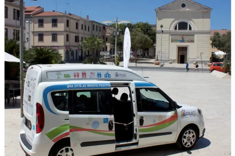 Il taxi solidale consegnato a Porto Torres (foto concessa)