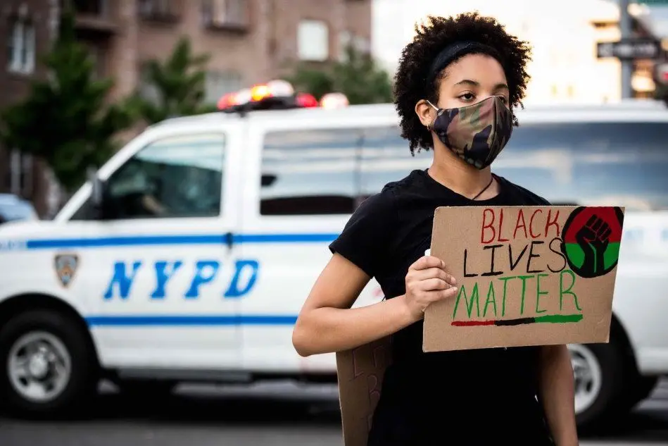 Una manifestante a Brooklyn, New York (Ansa)