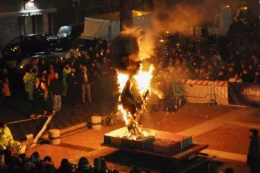 Il rogo di Re Cancioffali in piazza L'Unione Sarda