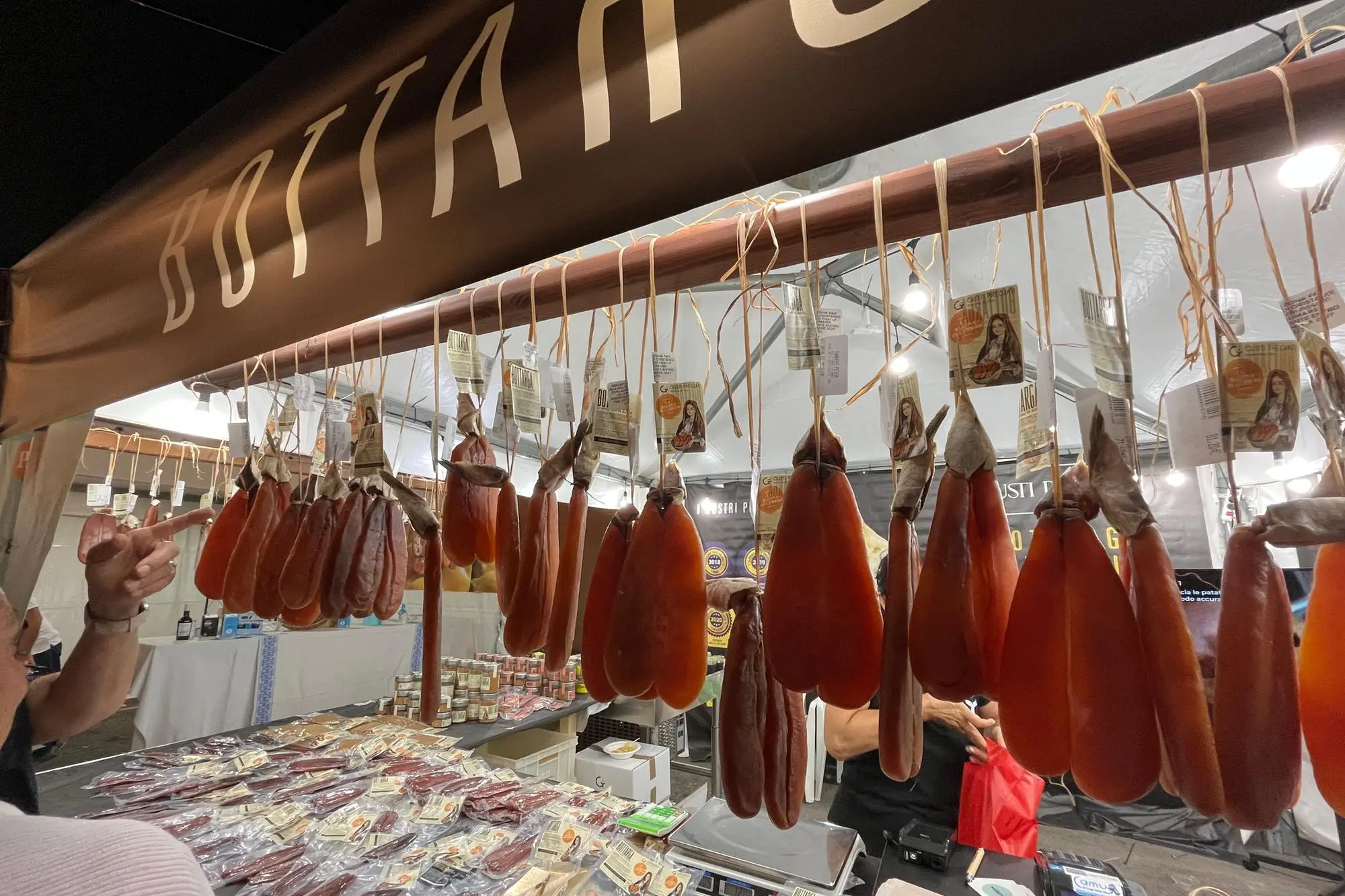 La bottarga in esposizione (Foto Sara Pinna)