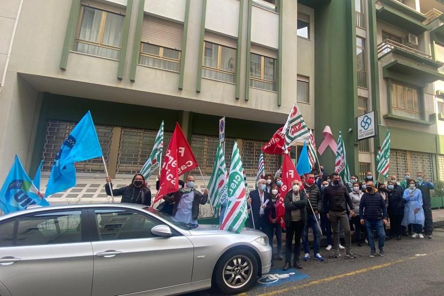 Cagliari, sit-in dei lavoratori del Centro medico Sant'Antonio: &quot;Vogliamo il contratto&quot;