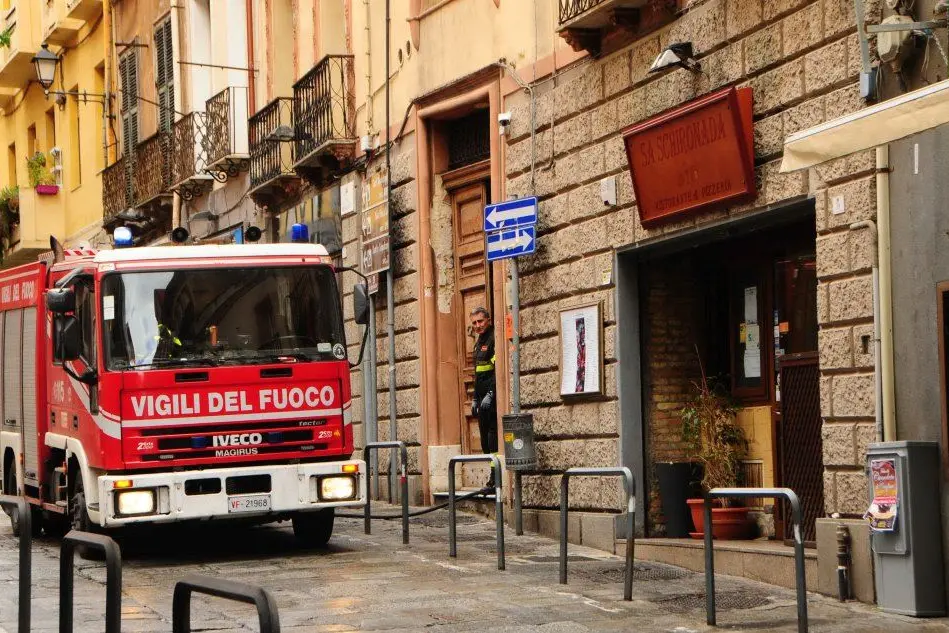 I vigili del fuoco in via Napoli