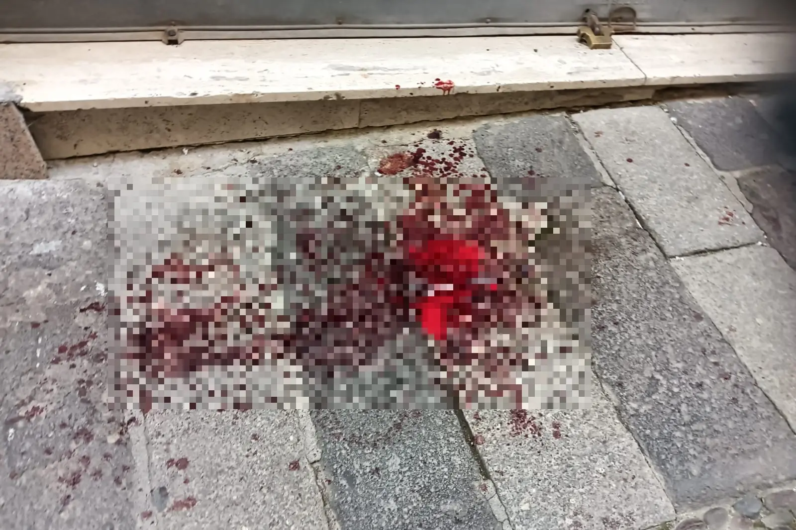 Le macchie di sangue in via Al Rosello (foto Floris)