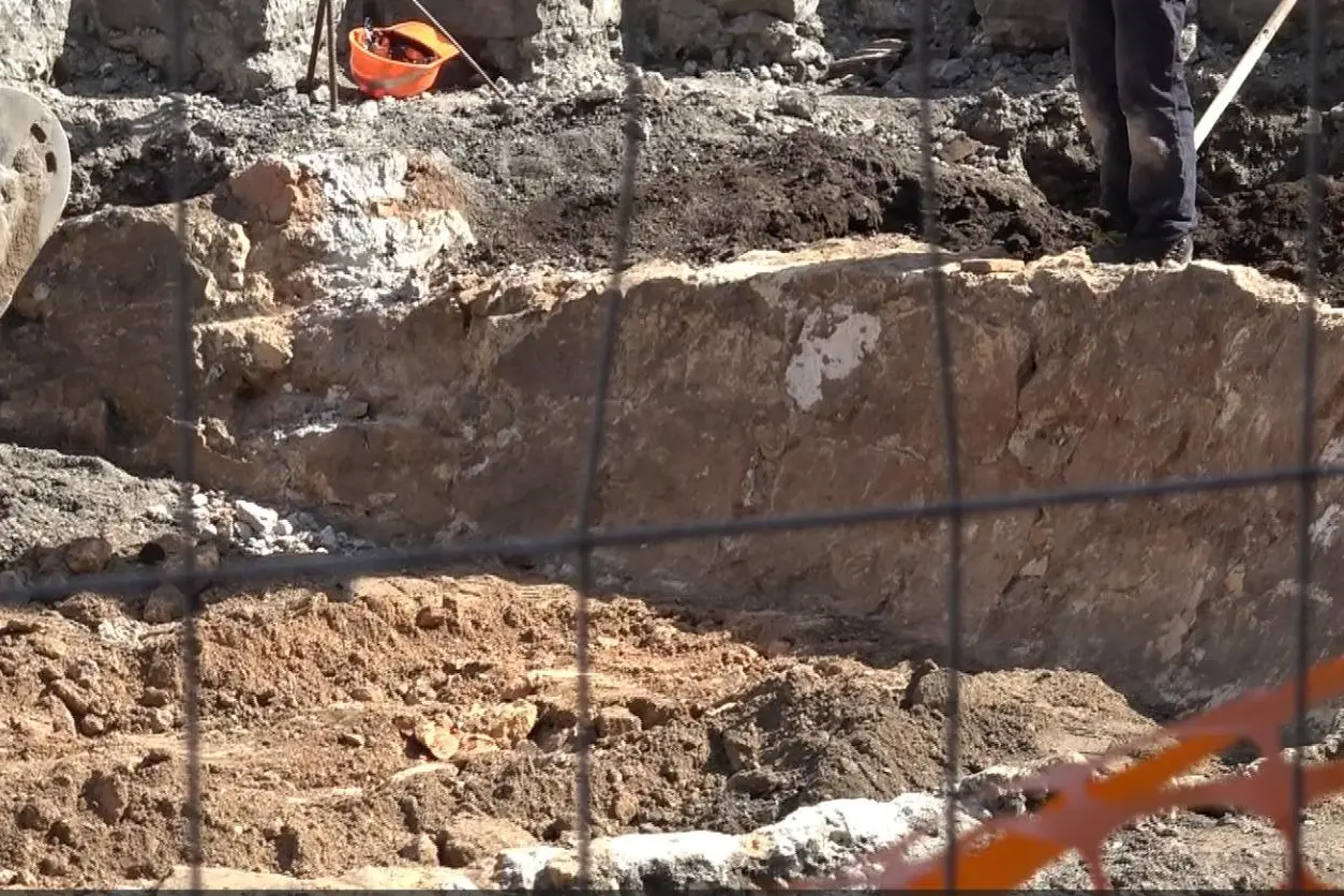 La cinta muraria nel cantiere della metro a Cagliari (foto Madeddu)