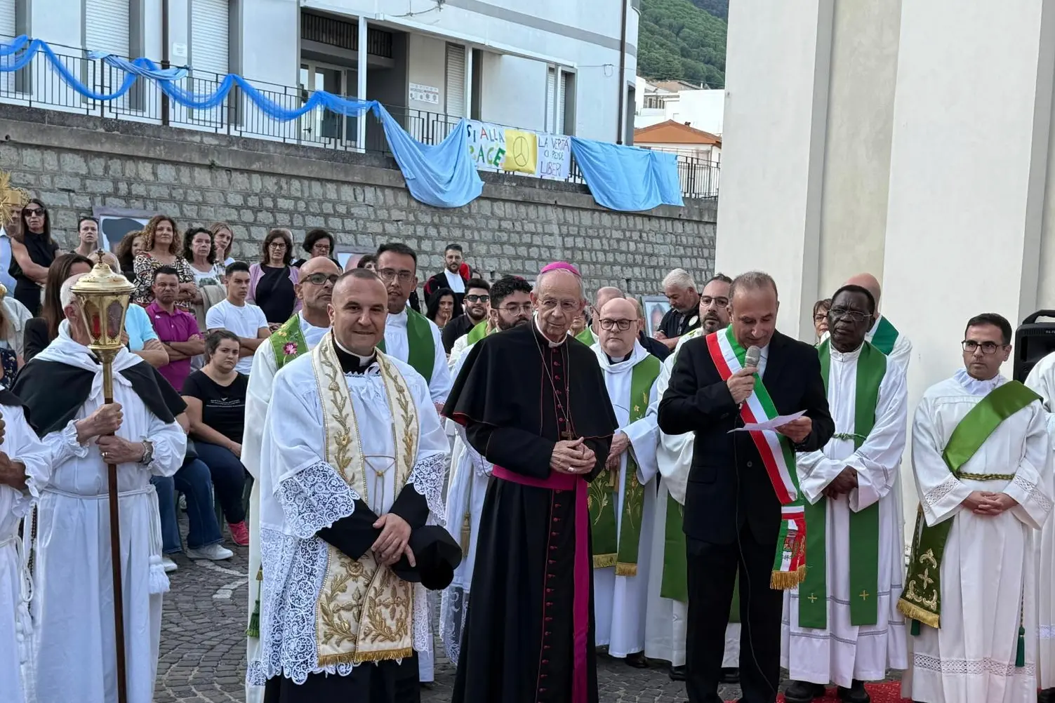 Don Luca Fadda insieme al vescovo e al sindaco (foto concessa)