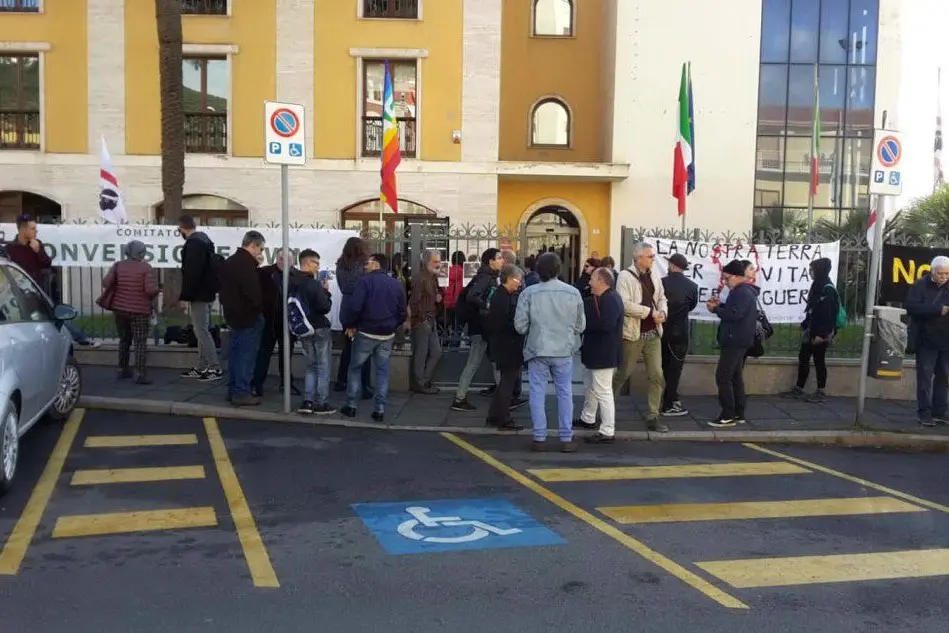Un recente sit-in contro l'ampliamento della Rwm (L'Unione Sarda - Farris)
