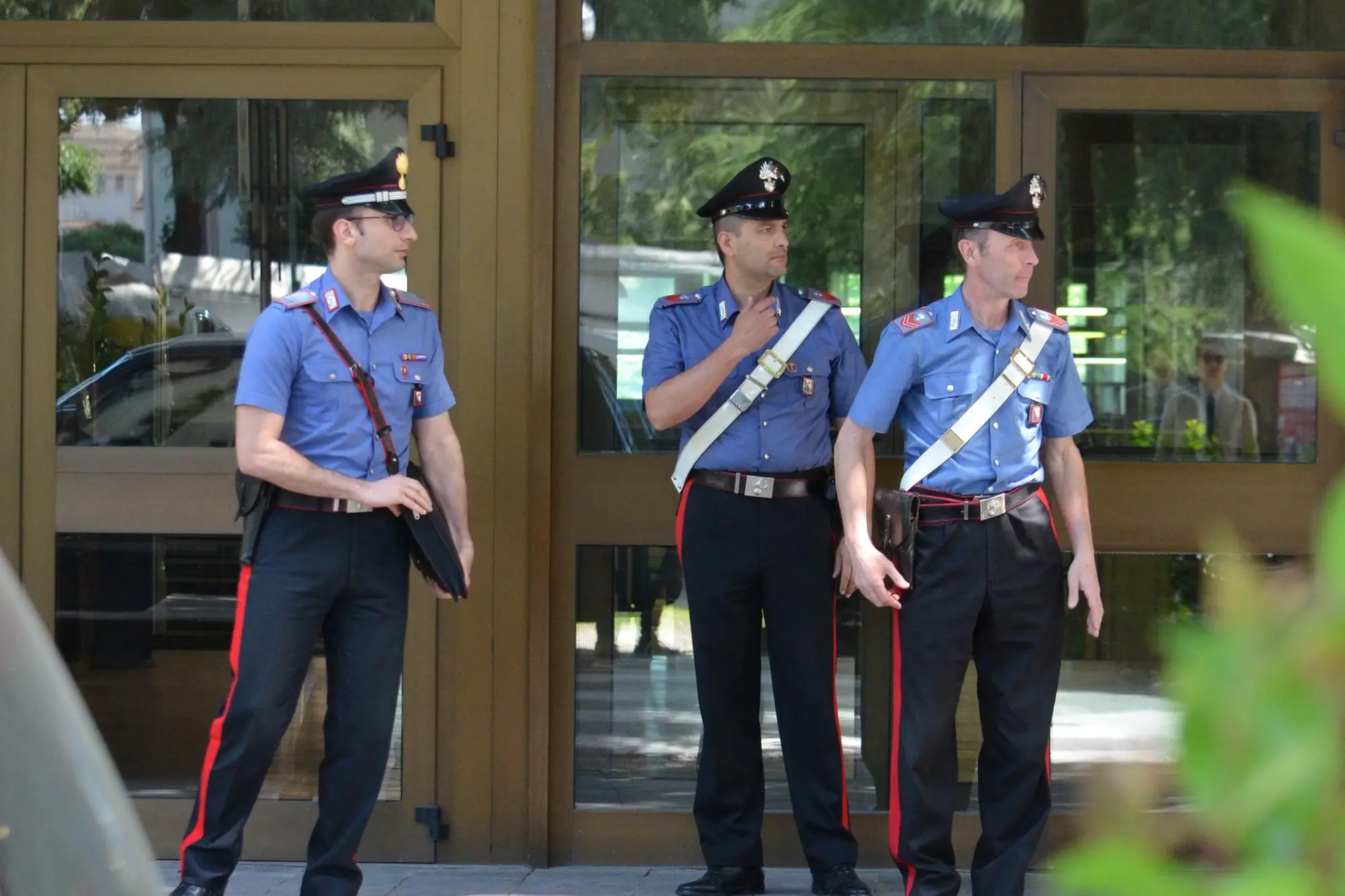 Si intrufola in casa e ruba orologi e bracciali: denunciato a San Gavino Monreale (foto carabinieri)