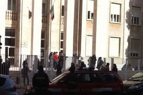 La protesta davanti al Liceo Dettori