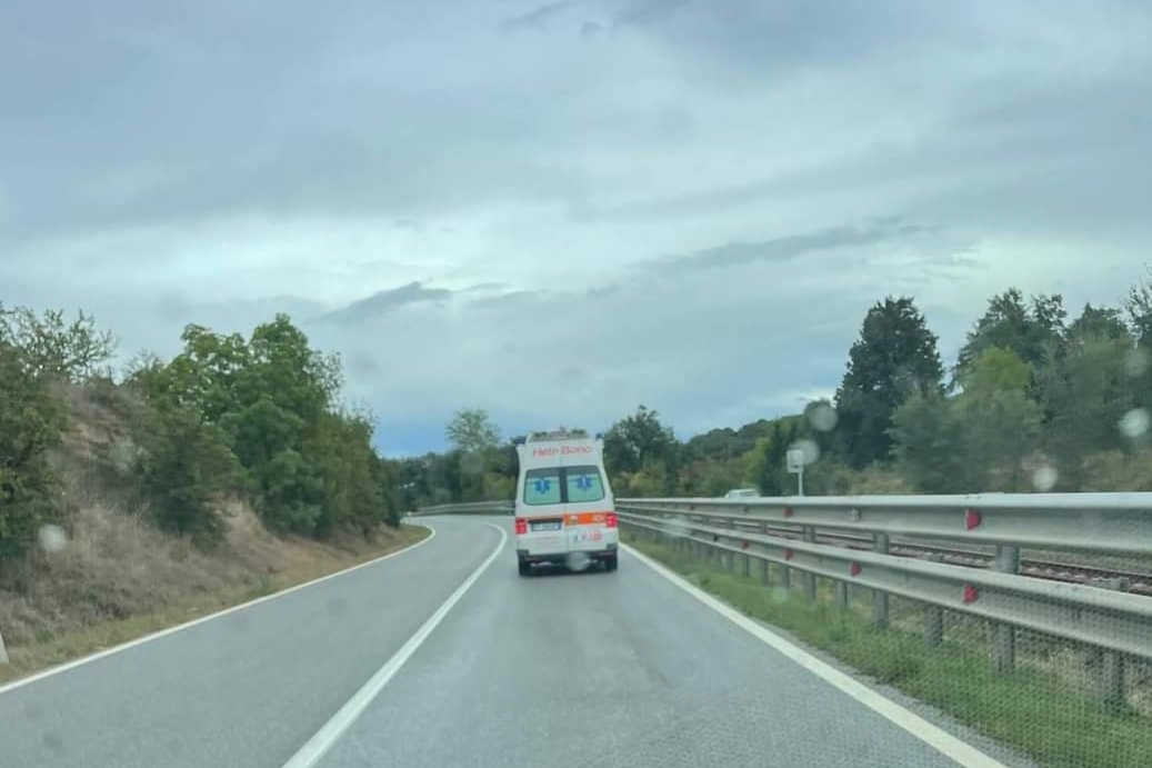 L'ambulanza che trasporta una donna ferita nell'incidente (L'Unione Sarda - Tellini)