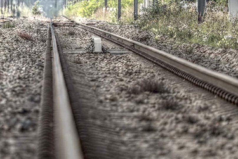 Furgone attraversa i binari mentre arriva il treno: tragedia sfiorata a Orotelli