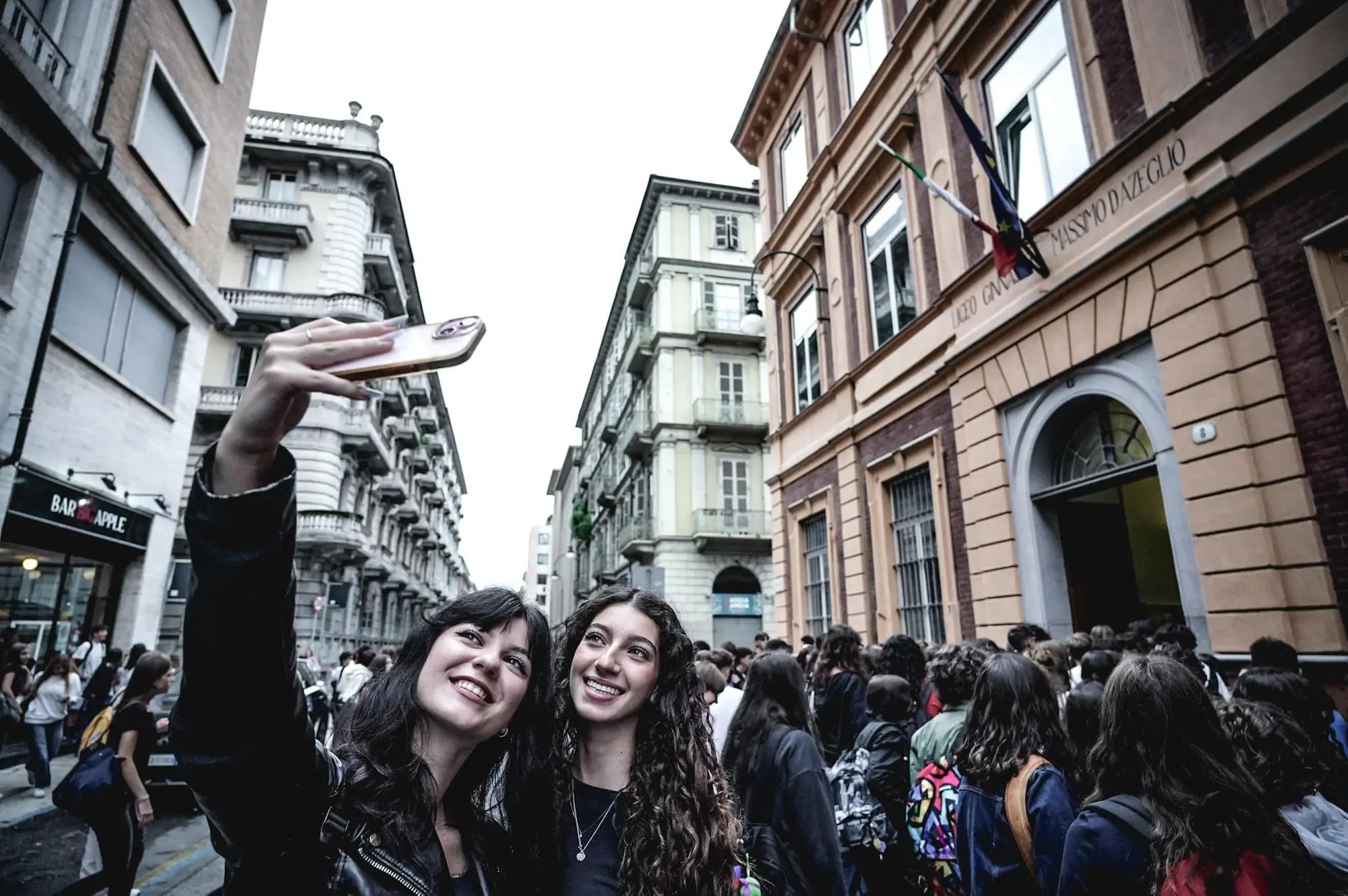 Due ragazza davanti a una scuola (Ansa)