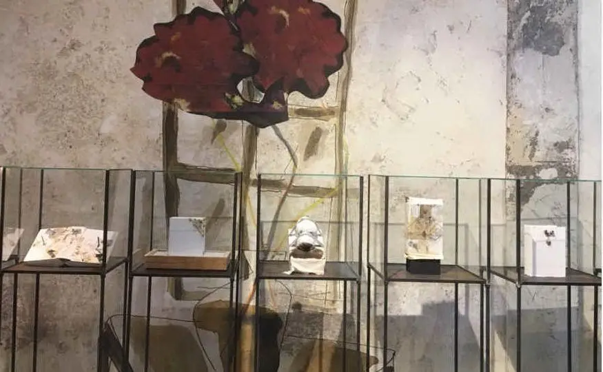 Le opere esposte nell'atelier milanese dell'artista