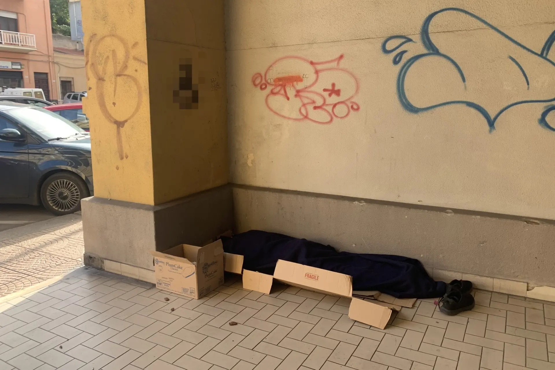 Un senzatetto sotto i portici di viale Sant'Avendrace (foto di Marcello Polastri)