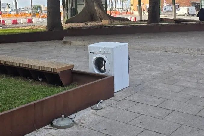 La lavatrice abbandonata in piazza Matteotti