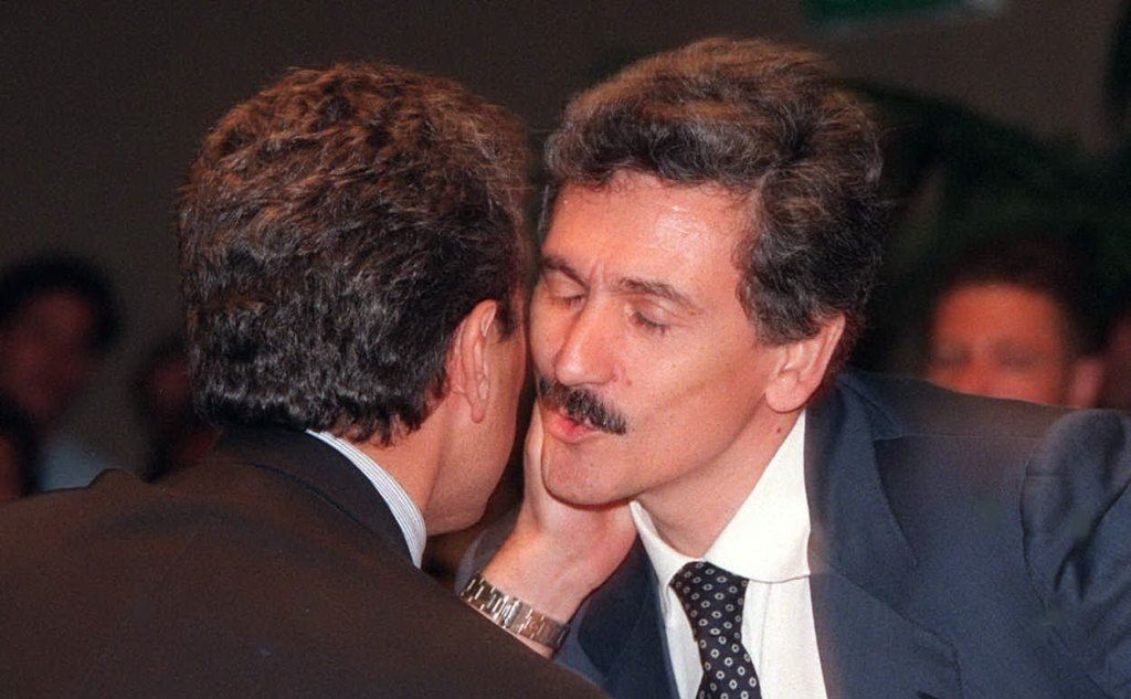 Il bacio con Massimo D'Alema (Ansa)