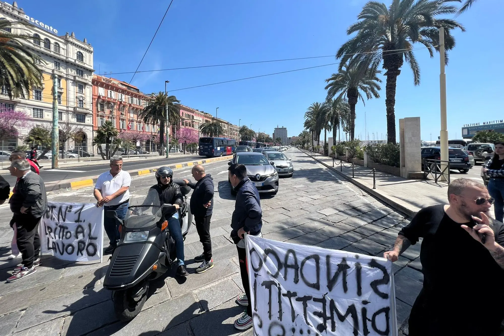 Il blocco stradale degli ambulanti in via Roma (L'Unione Sarda)