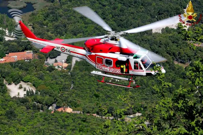 Un elicottero dei Vigili del fuoco (Ansa)