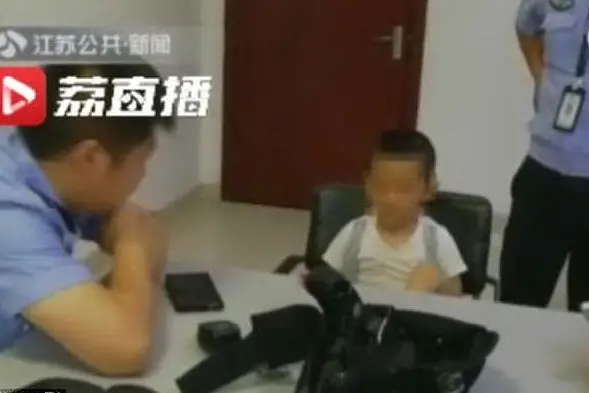 Kaikai nella stazione di polizia in un'immagine diffusa dai media cinesi