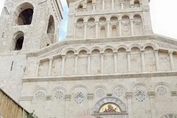Il selfie di Carlo Verdone stamattina davanti al Duomo di Cagliari (dal profilo Facebook di Carlo Verdone)