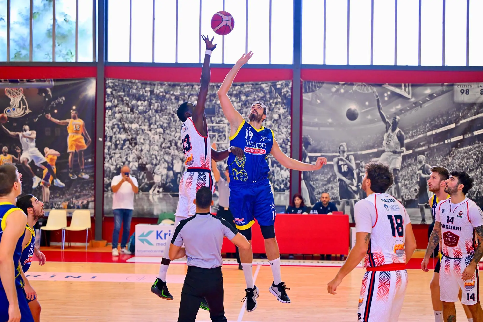 La palla a due di Esperia-Viterbo dello scorso campionato (foto Chiaramida)