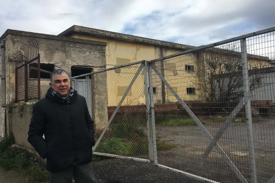 Il sindaco davanti alla vecchia cantina (L'Unione Sarda - Pinna)