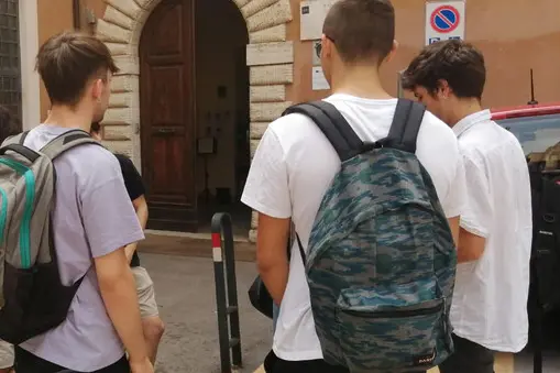 Un gruppo di giovani (Ansa)