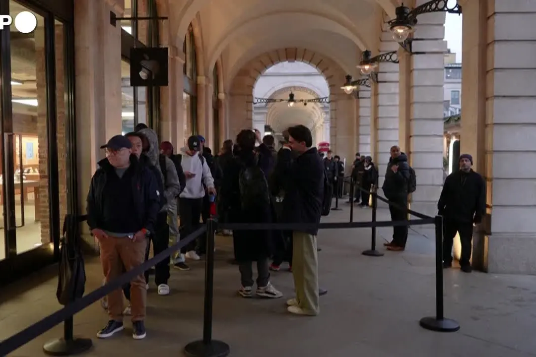 Lancio di Iphone Duo a Londra: il primo della fila per l’acquisto