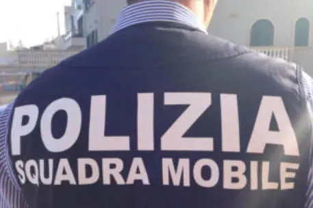 Un agente della Squadra Mobile (Ansa)