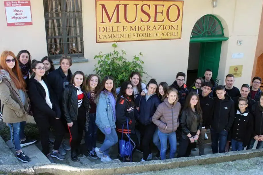 Gli studenti piemontesi in visita al circolo sardo di Biella (foto di Matteo Andrigo)