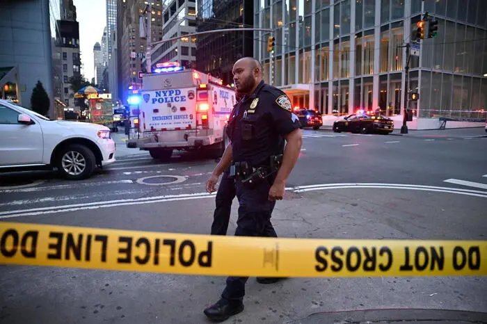 epa12269482 New York City Police Officers respond to an active shooter incident in midtown, occurring inside at 345 Park Ave, in New York, New York, USA, 28 July 2025. Police officials confirmed the shooter was 'neutralized' Monday night. EPA/LLOYD MITCHELL
