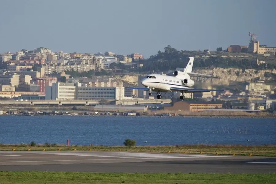 L'atterraggio di un Falcon 900 a Cagliari Elmas (Archivio L'Unione Sarda)