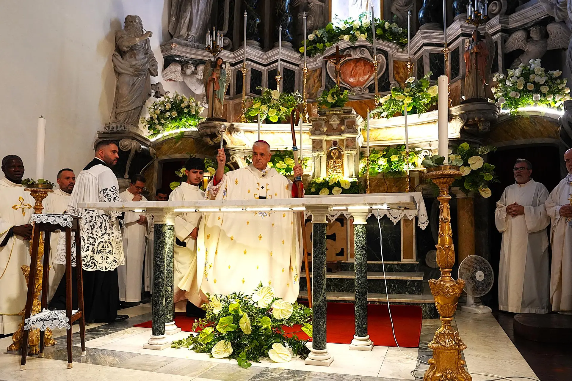 L'arcivesco vo metropolita, monsignor Francesco Antonio Soddu, benedice l'altare della chiesa del Carmelo