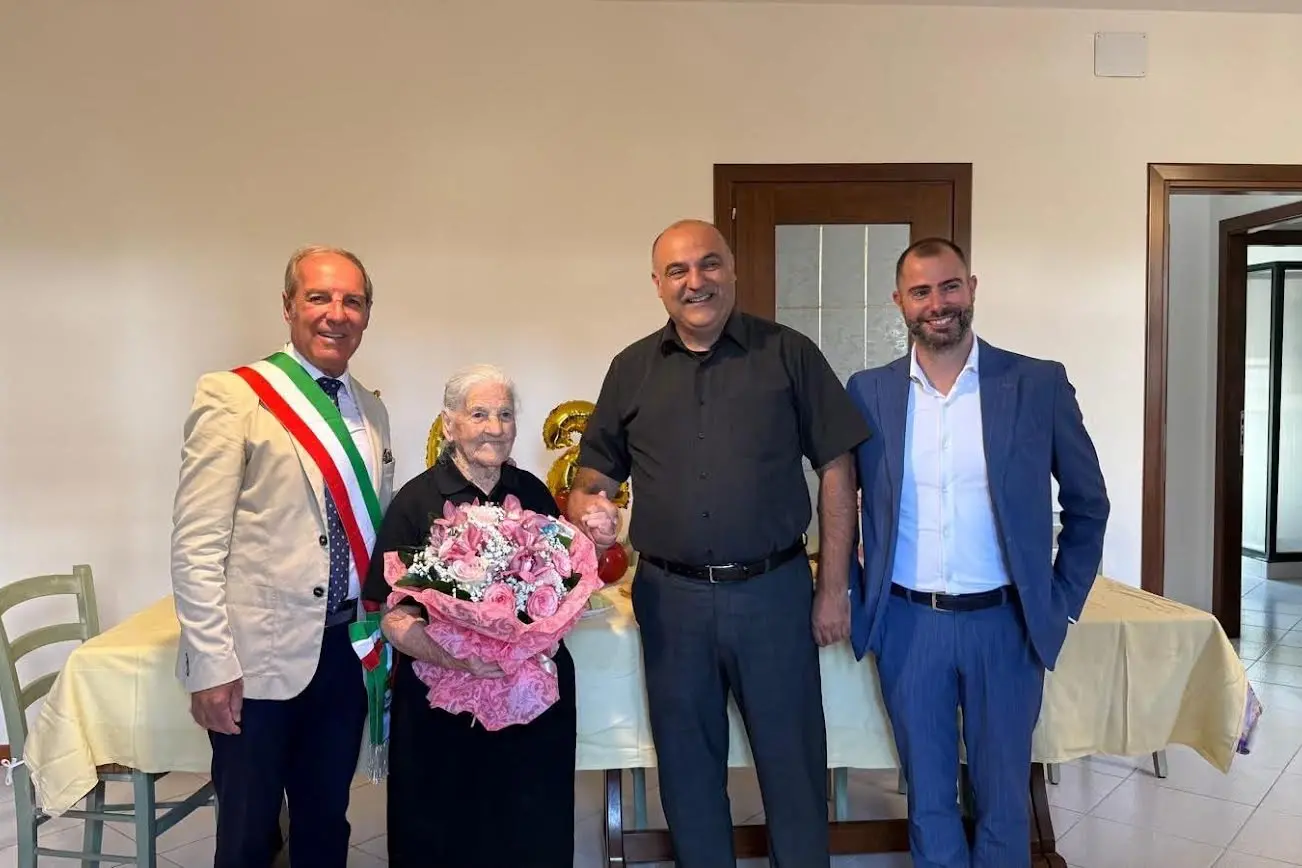 La festa per la centenaria (foto concessa)