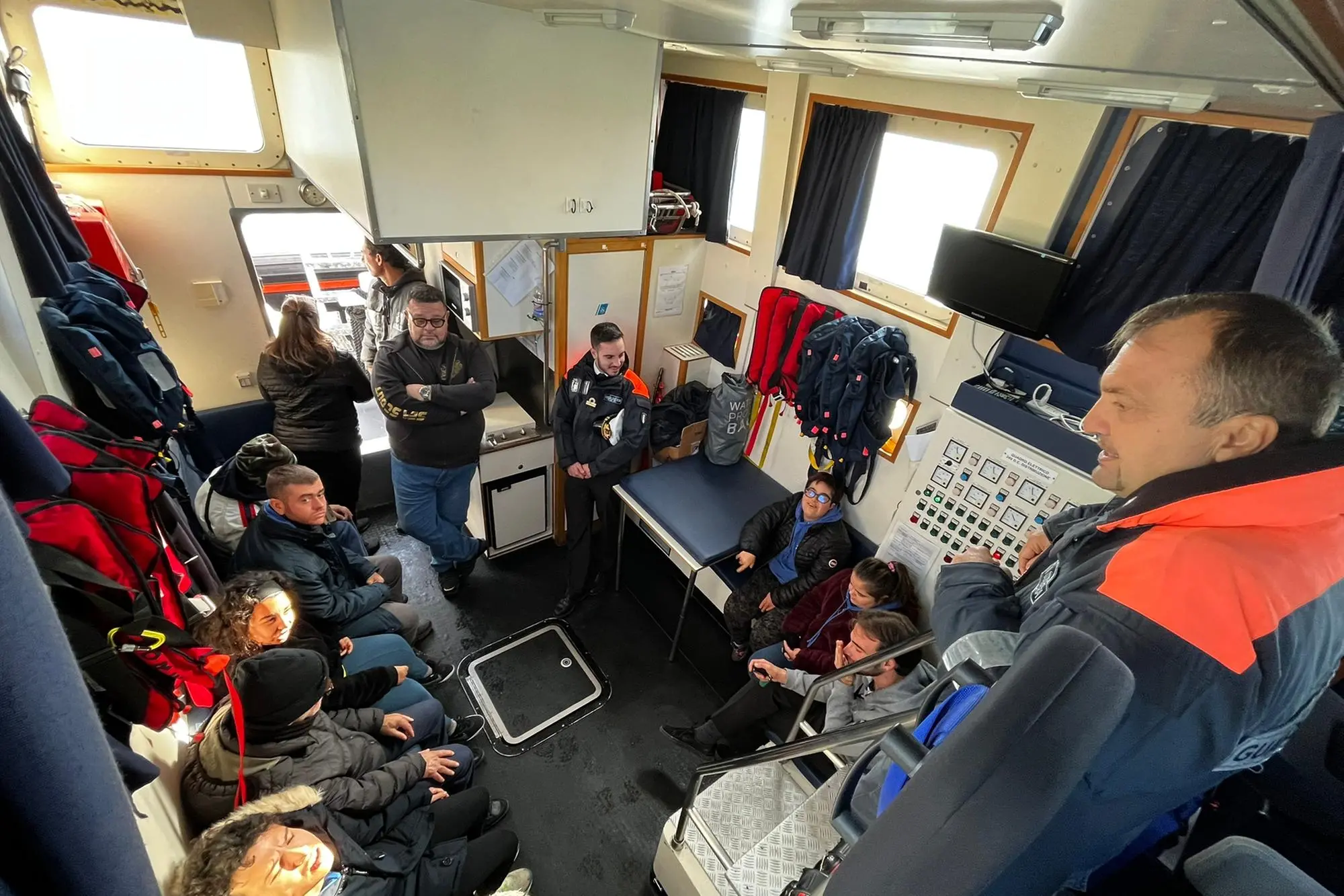 I ragazzi a bordo della motovedetta (foto concessa)