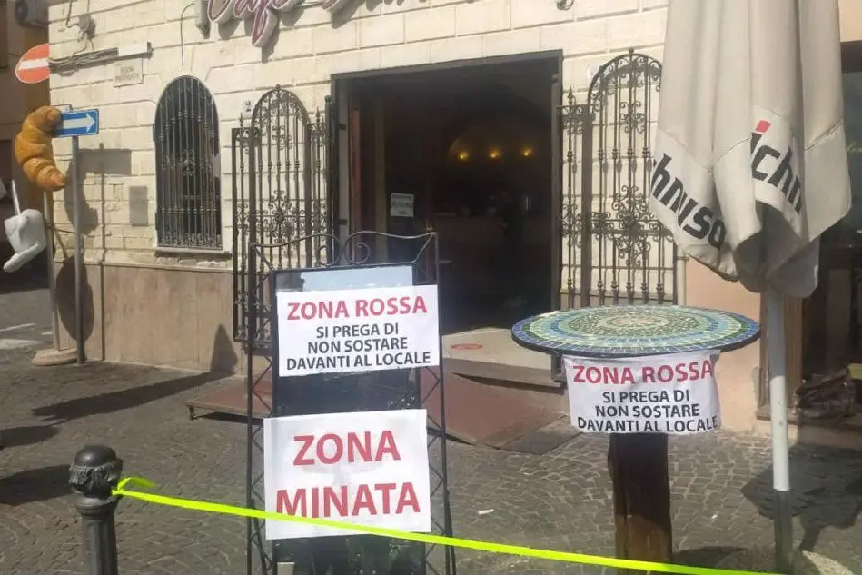 I cartelli ironici all'entrata di un bar di Ploaghe (L'Unione Sarda - Tellini)