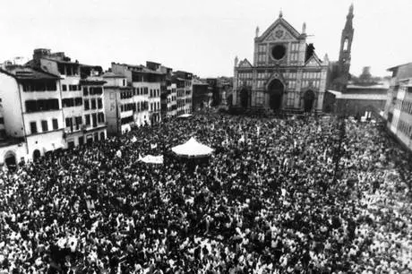La prima è una foto scattata poco dopo l'esplosione con gli edifici in fiamme, l'ultima l'omaggio del Presidente della Repubblica Giorgio Napolitano alle vittime della strage di via dei Georgofili del 27 maggio 1993. E' il racconto per immagini e notizie di uno degli attentati più feroci della stagione stragista della mafia, la mostra dell' Agenzia ANSA &quot;La notte dei Georgofili&quot; realizzata in occasione del ventesimo anniversario della strage e che il Comune di Firenze ha deciso di allestire in Palazzo Vecchio, nel Cortile di Michelozzo, dal 26 maggio prossimo, inserendola tra le più importanti iniziative delle celebrazioni.ANSA