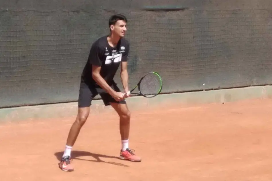 Lorenzo Sonego si allena sui campi del Tc Cagliari (L'Unione Sarda - Burruni)