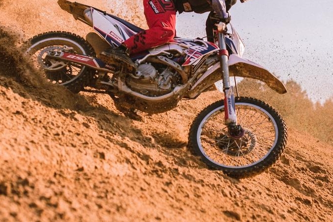 Cade mentre fa motocross: morto un giovane di 24 anni