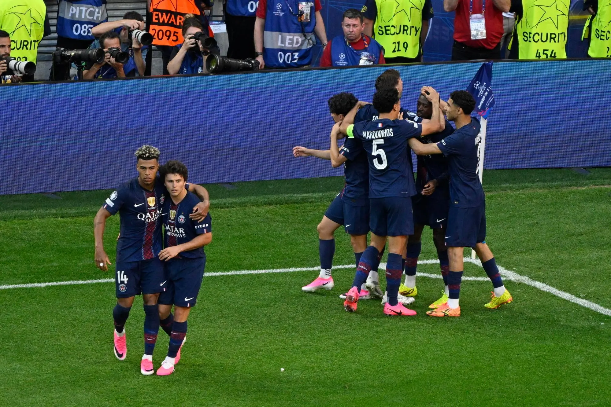 Il Psg esulta per il gol in finale di Champions League contro l'Arsenal (foto Ansa)