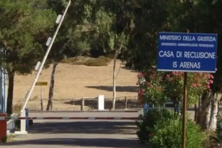 L'ingresso della colonia penale di Is Arenas (foto Ansa)
